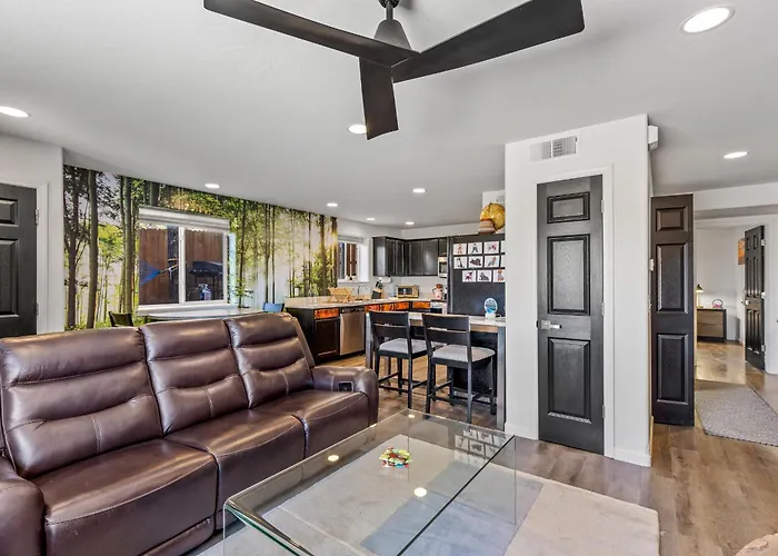 Holiday home Decorated For The Holidays! 2bdr In Downtown